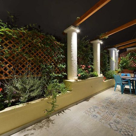 Oasis Veranda Under Columns.Kolonaki Embassy Area. Athén Kültér fotó