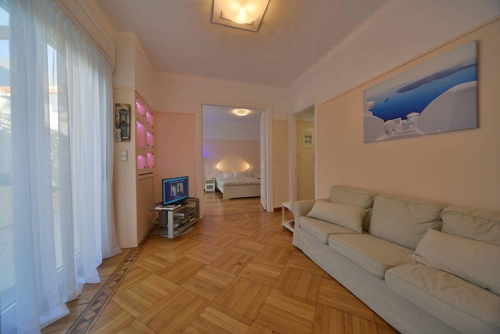 Oasis Veranda Under Columns.Kolonaki Embassy Area. Athén Kültér fotó