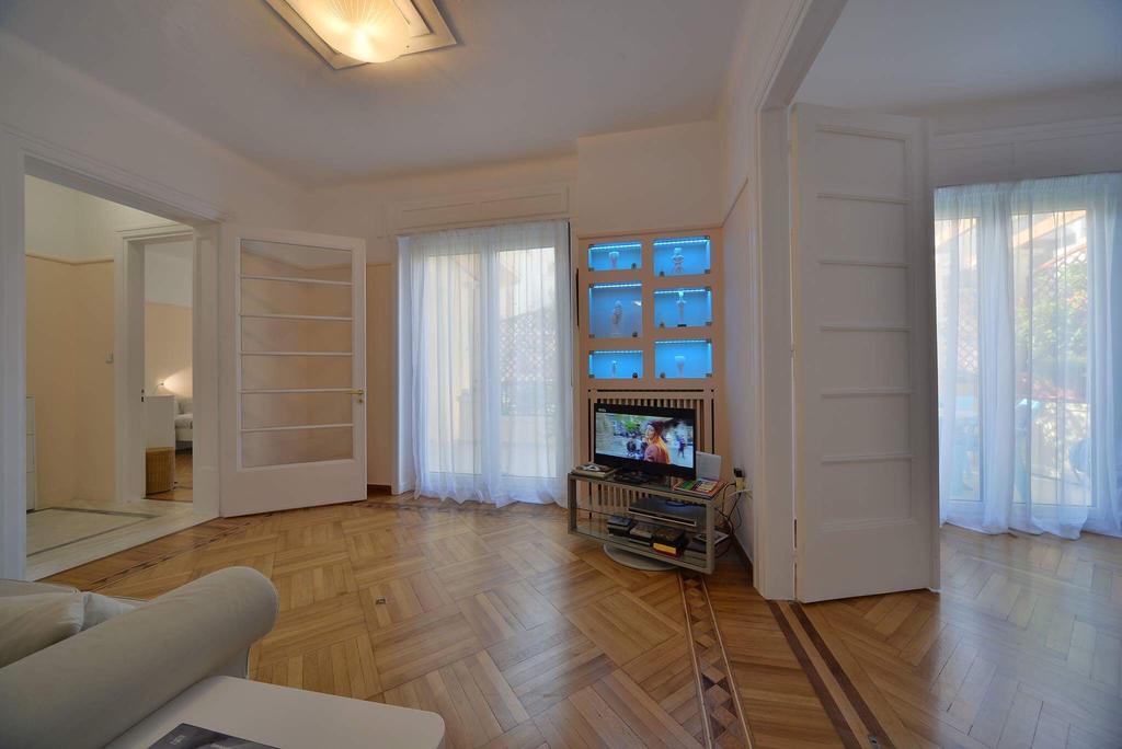 Oasis Veranda Under Columns.Kolonaki Embassy Area. Athén Kültér fotó
